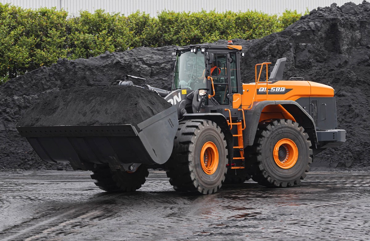 Cargadores Frontales DEVELON DL580-5 - Vista lateral en obra